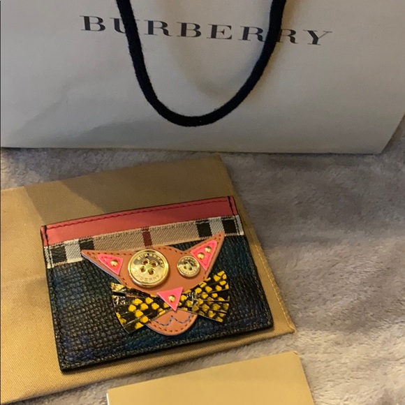 Burberry Handbags - 💛New Unique Burberry credit card holder💛